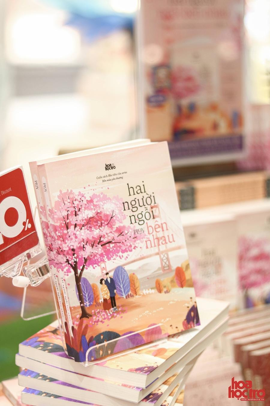 Câu chuyện tình yêu ngọt ngào trong sách có bối cảnh ở San Francisco và Sài Gòn. Câu chuyện tình yêu ngọt ngào trong sách có bối cảnh ở San Francisco và Sài Gòn.