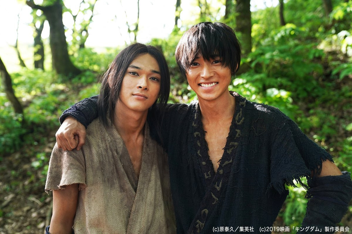 Cùng Yamazaki Kento (phải) trong Kingdom.