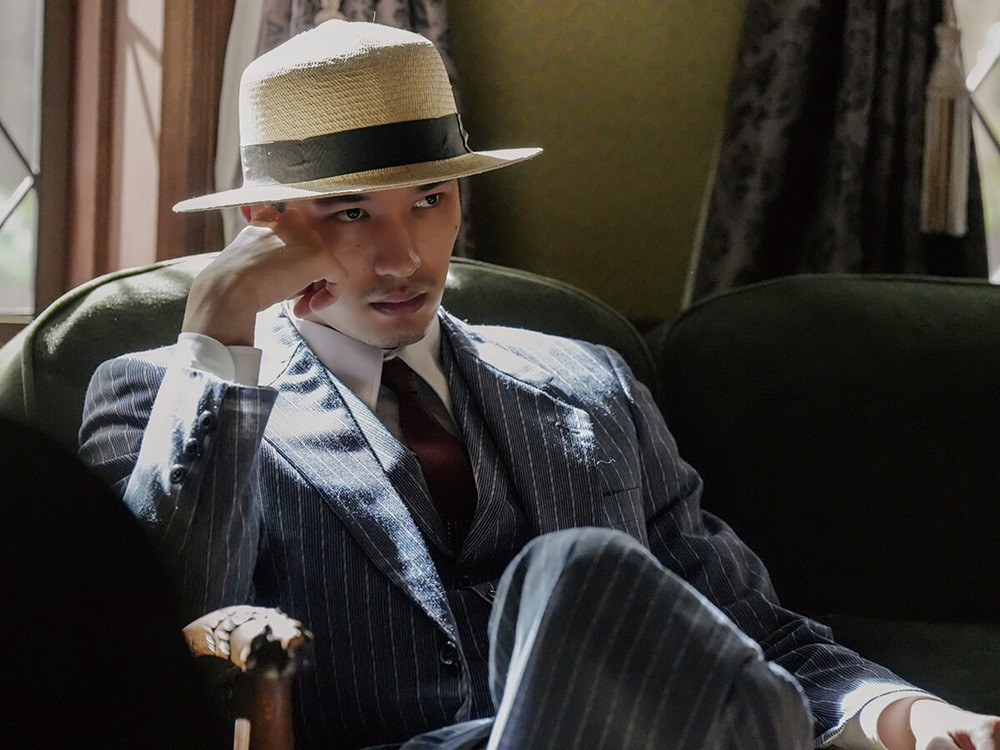 Jesse trong Revolver Lily. Jesse trong Revolver Lily.