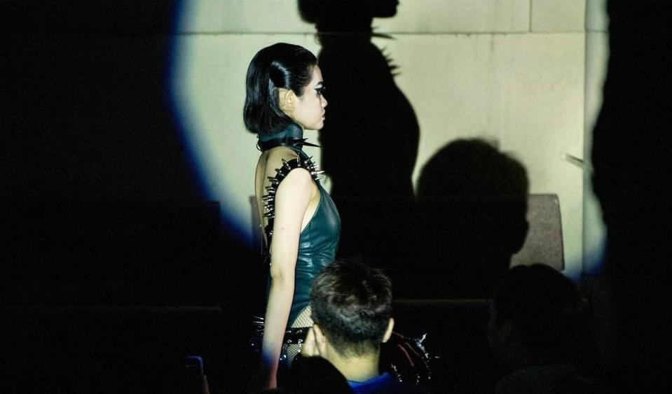 Và bản thân chúng ta đều có phần nổi loạn và gai góc. Và bản thân chúng ta đều có phần nổi loạn và gai góc.