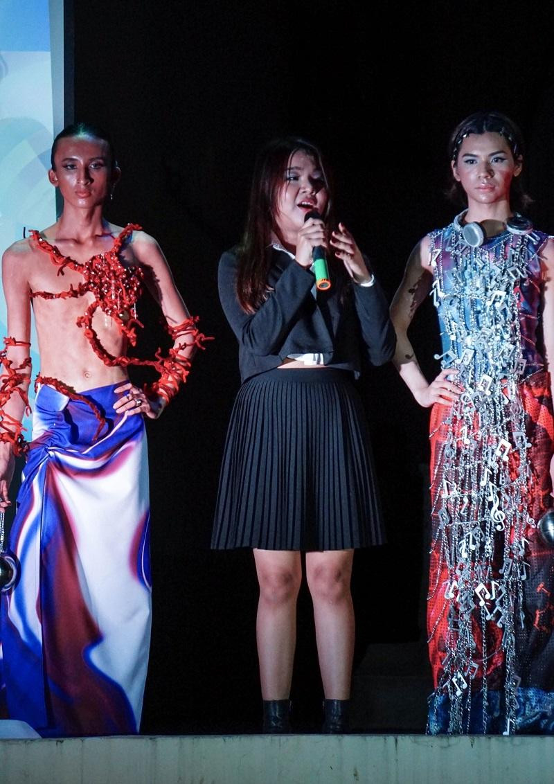 Nhà thiết kế An Thư Đồng và dàn mẫu. Nhà thiết kế An Thư Đồng và dàn mẫu.