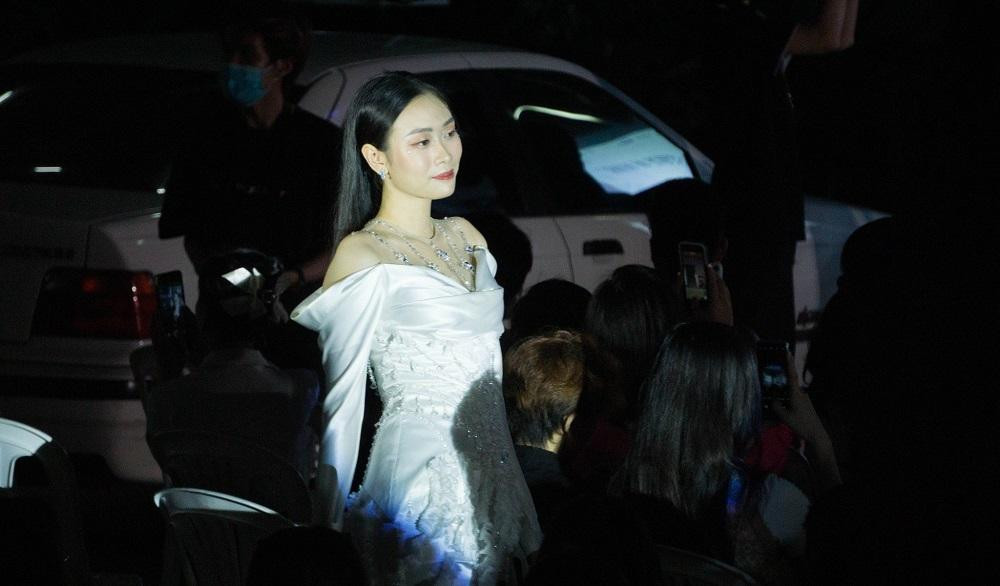 “Vơ đét” càn quét sàn diễn - Hoa hậu Ban Mai yêu kiều trong bộ sưu tập Essence of being. “Vơ đét” càn quét sàn diễn - Hoa hậu Ban Mai yêu kiều trong bộ sưu tập Essence of being.