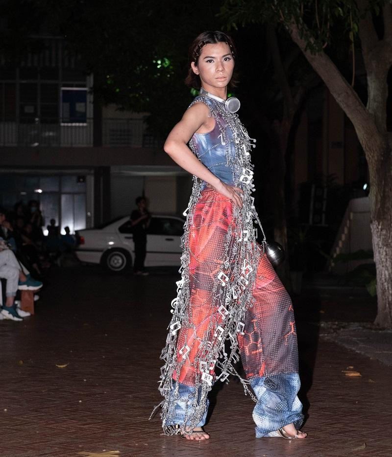 Thiết kế với điểm nhất chính là những nốt nhạc bay lên. Thiết kế với điểm nhất chính là những nốt nhạc bay lên.