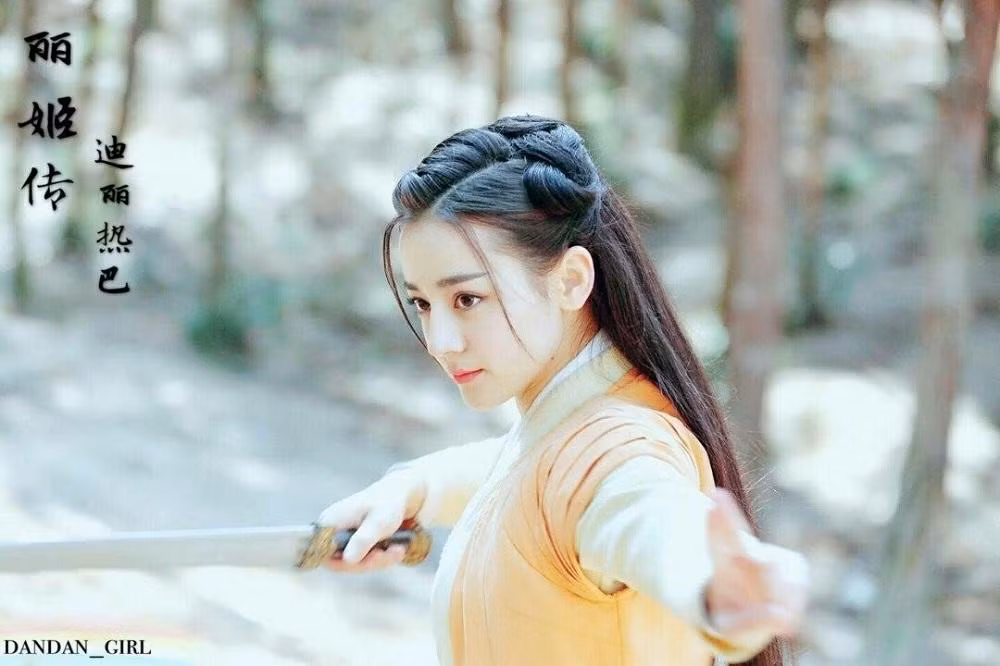 Địch Lệ Nhiệt Ba có "hai râu" tóc vẫn rất xinh trong "Lệ Cơ Truyện".
