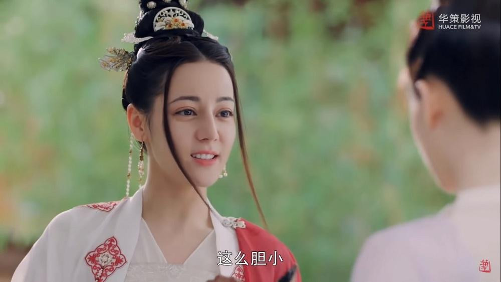 "Hai râu" tóc này khiến gương mặt của Địch Lệ Nhiệt Ba mất cân đối.