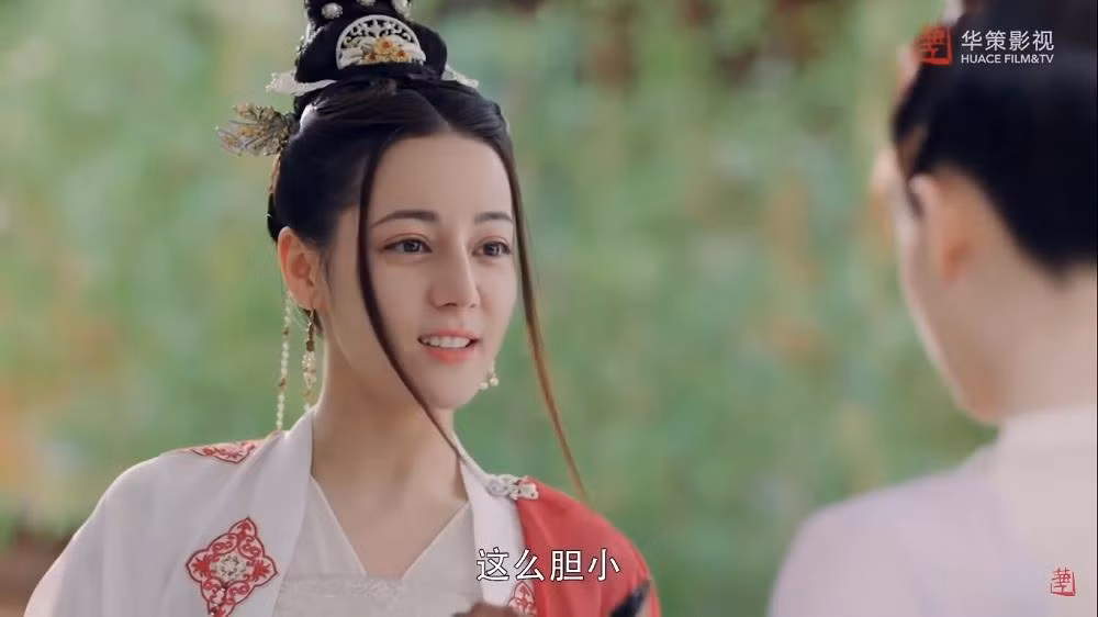 "Hai râu" tóc này khiến gương mặt của Địch Lệ Nhiệt Ba mất cân đối.