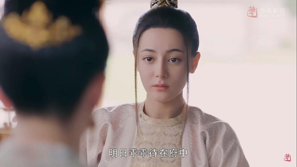 Và "dìm" nhan sắc của "Mỹ nhân Tân Cương" nhiều.