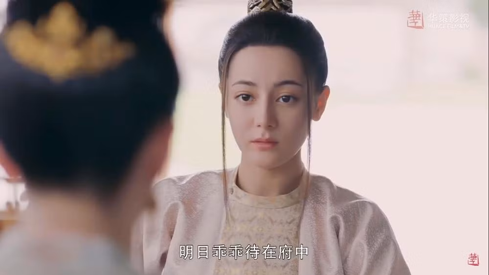 Và "dìm" nhan sắc của "Mỹ nhân Tân Cương" nhiều.