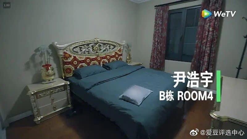 Phòng Patrick được ai trang trí mà "phèn" và "sến" quá thế này... Phòng Patrick được ai trang trí mà "phèn" và "sến" quá thế này...