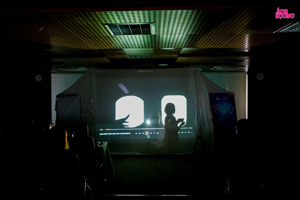 Đội Loang Màu và 4TP “ra trận” đầu tiên đã khiến khán giả choáng ngợp với tiết mục kịch chiếu bóng cực kỳ đầu tư. Đội Loang Màu và 4TP “ra trận” đầu tiên đã khiến khán giả choáng ngợp với tiết mục kịch chiếu bóng cực kỳ đầu tư.