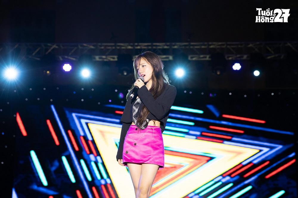 Phương Ly tỏa sáng rực rỡ cùng những ca khúc ai cũng thuộc. Phương Ly tỏa sáng rực rỡ cùng những ca khúc ai cũng thuộc.