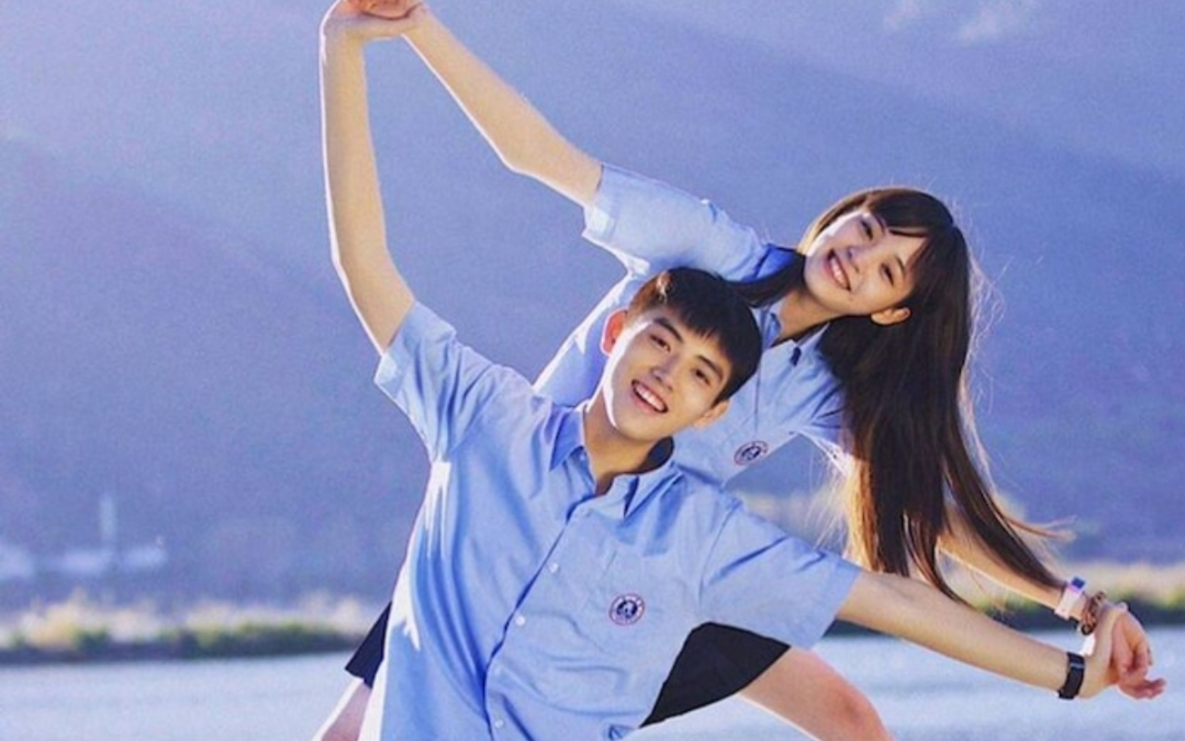 "Tớ - một người nhút nhát, một cây cỏ dại mọc khuất nơi góc tường, lại được ánh dương chói lọi là cậu chiếu vào." (Minh họa: Phim Bí Quả)