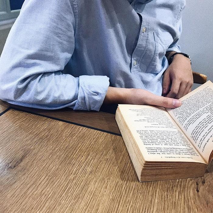 Hi Trần - bạn ăn kem của Fuyu, lúc này Hi đang đọc Tự thú của một tín đồ shopping trong lúc đợi kem. Vị kem yêu thích của hai chị em là matcha và quýt. Hi Trần - bạn ăn kem của Fuyu, lúc này Hi đang đọc Tự thú của một tín đồ shopping trong lúc đợi kem. Vị kem yêu thích của hai chị em là matcha và quýt.