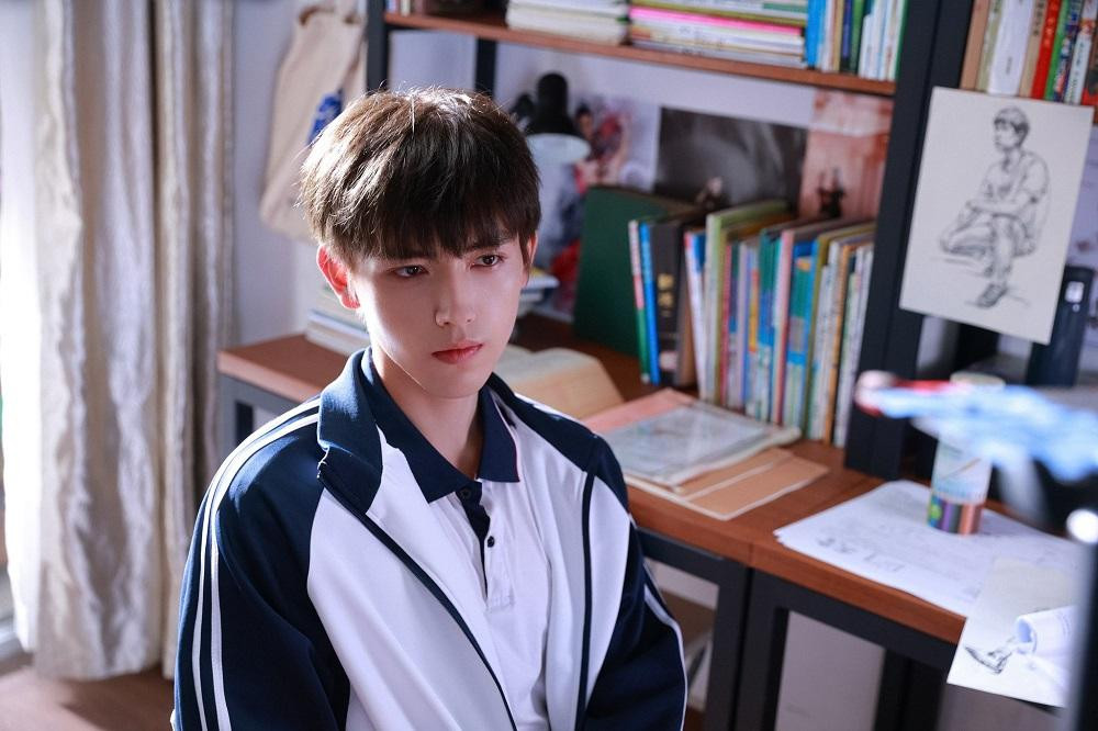 Lần đầu tiên, tớ biết một bộ đồng phục lại có thể đẹp đẽ đến thế. (Minh họa: Phim Thắp Sáng Anh, Sưởi Ấm Em)