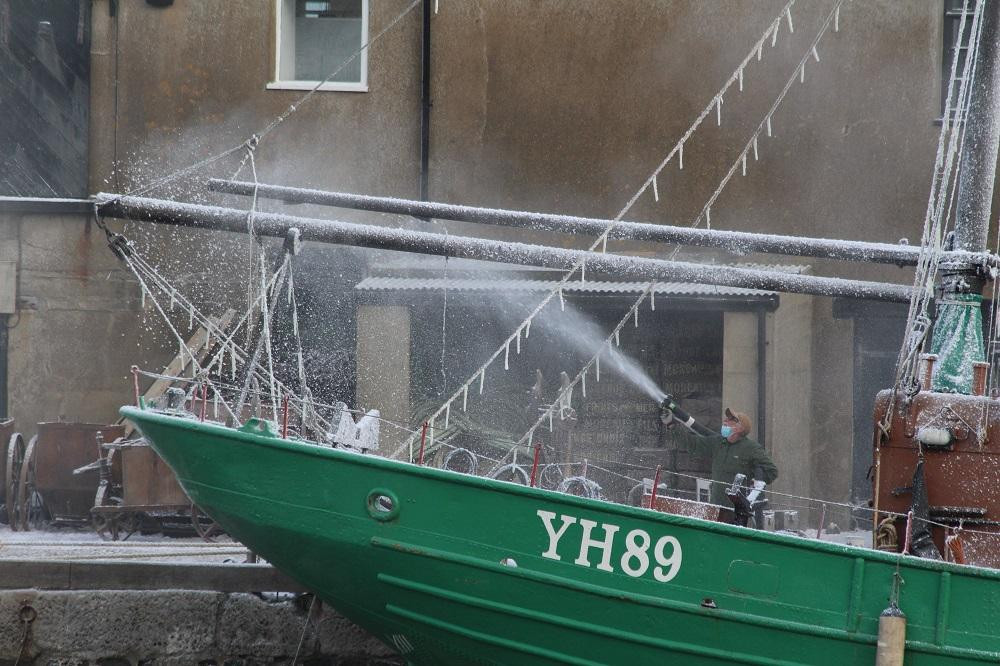 Nhân viên đoàn phim đi phun tuyết. Nhân viên đoàn phim đi phun tuyết.