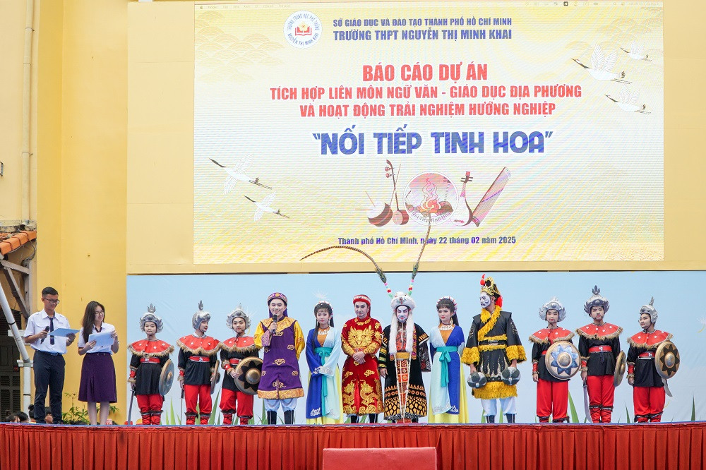 Nghệ sĩ kết hợp cùng học sinh tạo ra vở tuồng đỉnh chóp. (Ảnh: Khánh Ngọc)