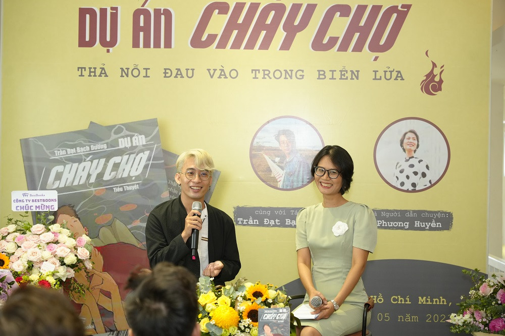 Tác giả trong buổi ra mắt sách.