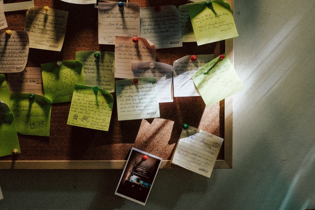 Một góc trên bức tường đính đầy những tờ note do những bạn khách từng ghé thăm Chậm gửi gắm.