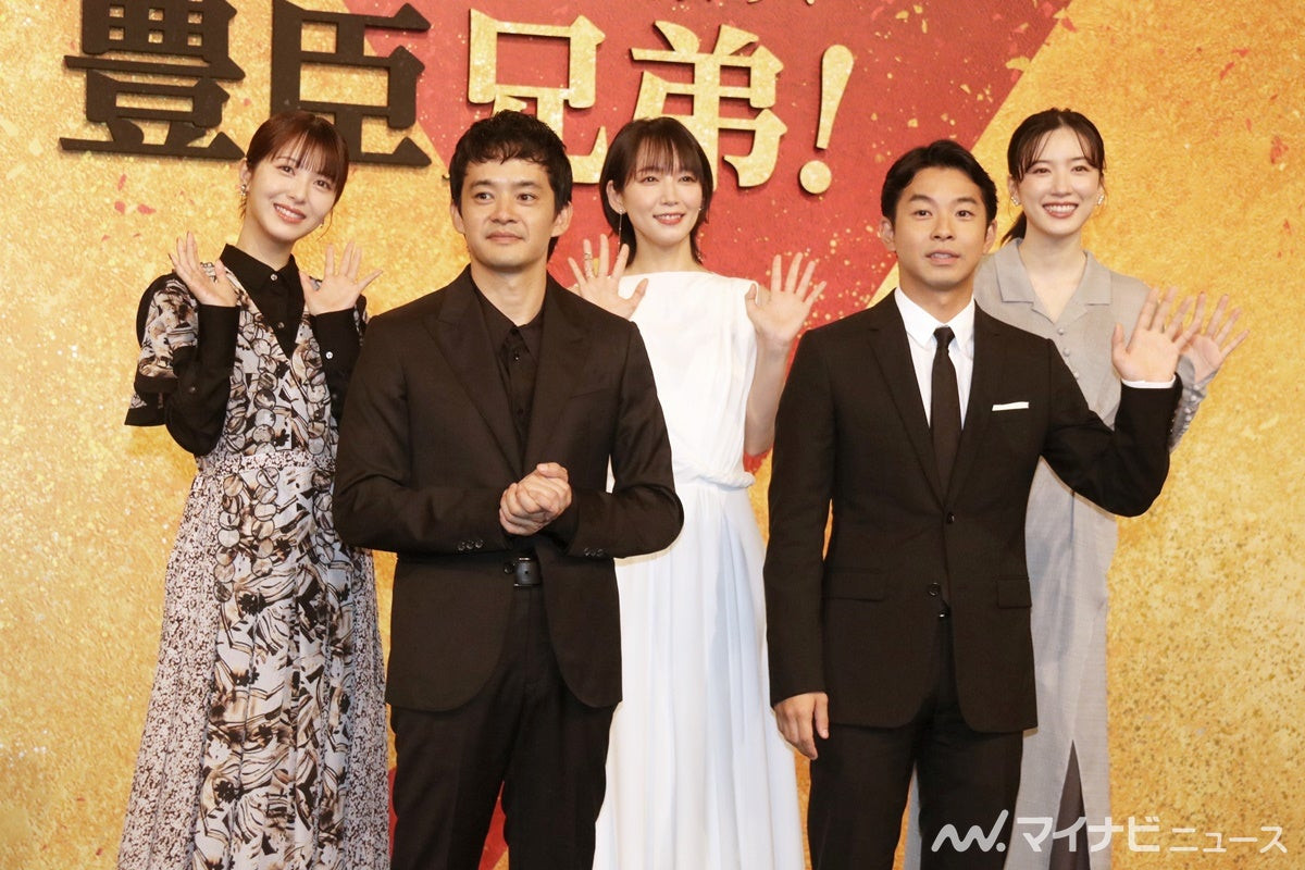 Nagano Mei và dàn diễn viên chính của Anh Em Nhà Toyotomi!