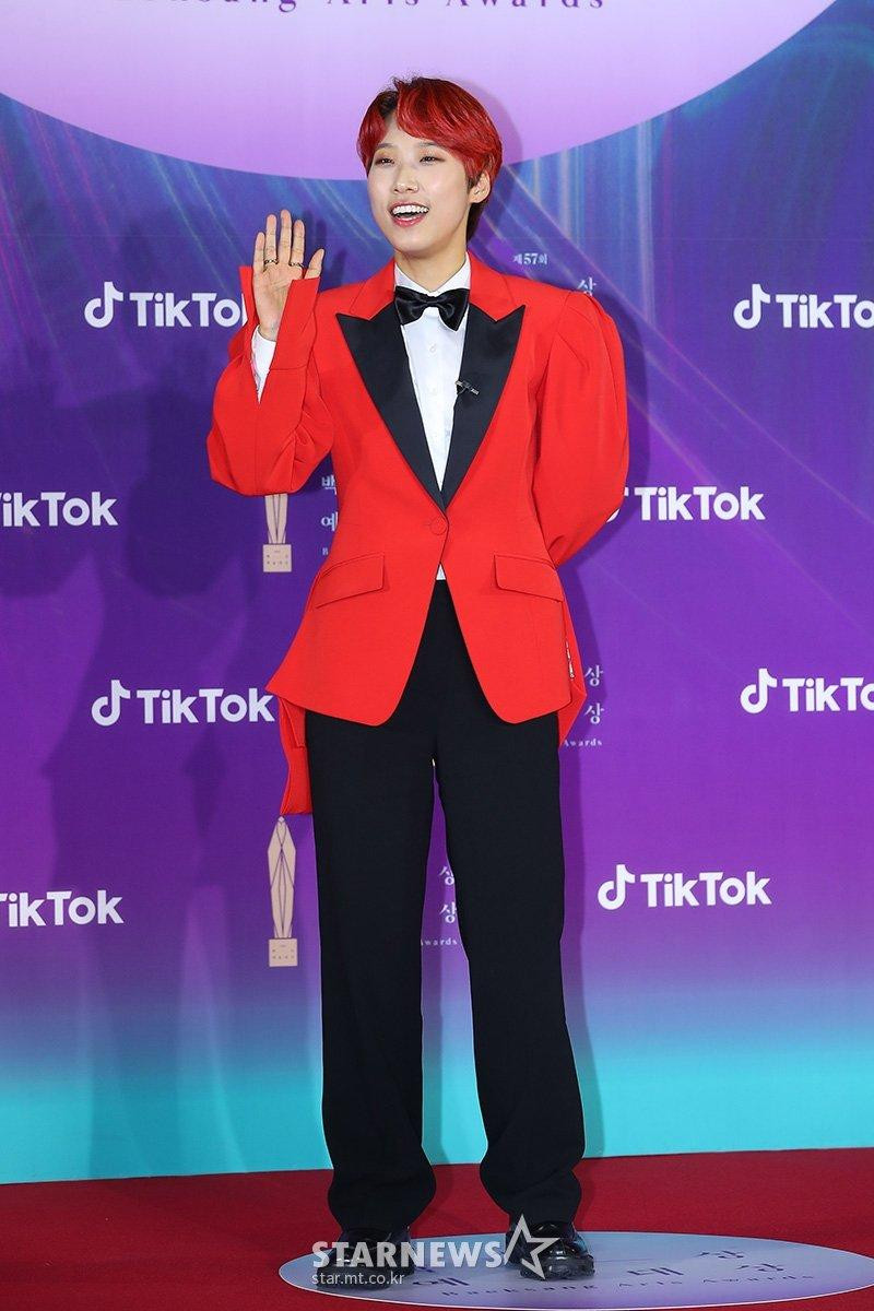 JaeJae "chơi trội" khi diện trang phục đỏ rực rỡ tông xuyệt tông với mái tóc giữa thảm đỏ "cờ vây" trắng - đen Baeksang 2021.