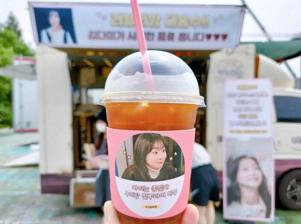 Choi Woo Shik gửi xe cà phê đến phim trường ủng hộ Kim Da Mi. Choi Woo Shik gửi xe cà phê đến phim trường ủng hộ Kim Da Mi.