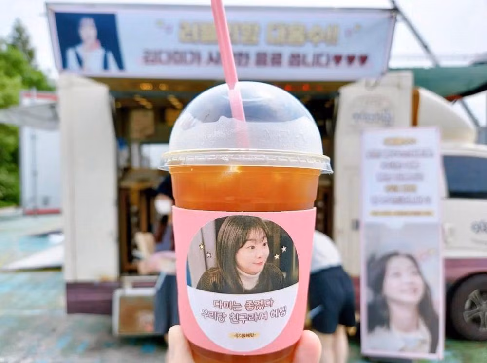 Choi Woo Shik gửi xe cà phê đến phim trường ủng hộ Kim Da Mi.