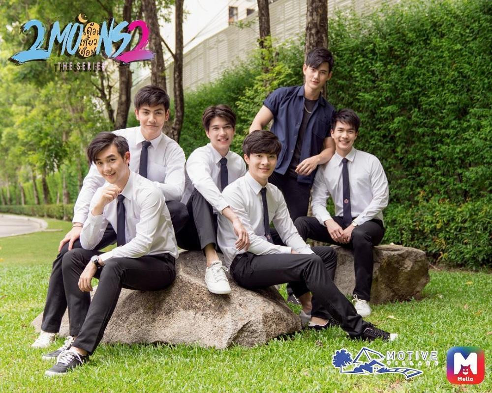 Nine ở hàng đầu, ngoài cùng bên trái. Nine ở hàng đầu, ngoài cùng bên trái.