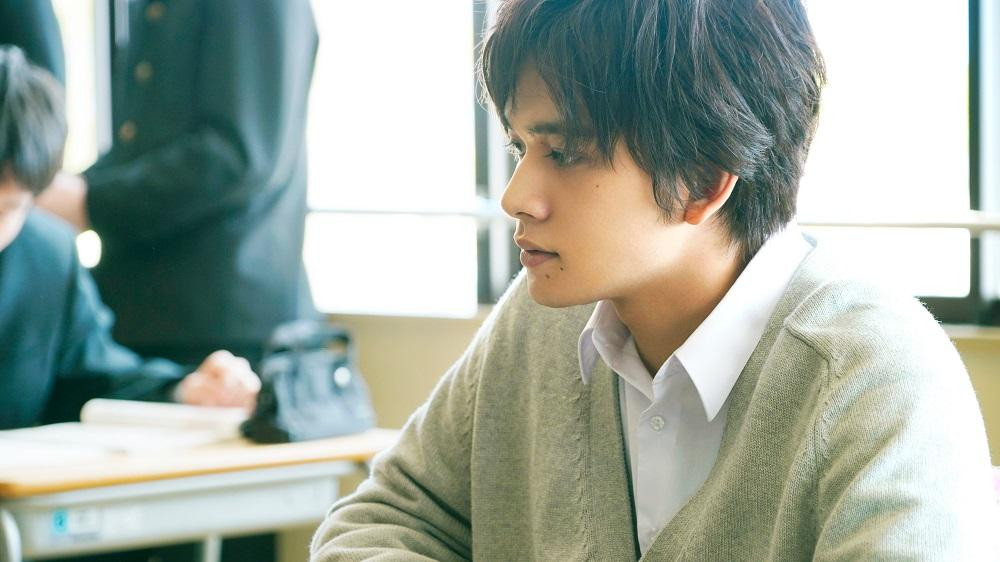 Khi cậu hát, giọng cậu nghe như nắng rơi. (Ảnh minh họa: Phim &quot;Trò Chơi Cút Bắt&quot;)