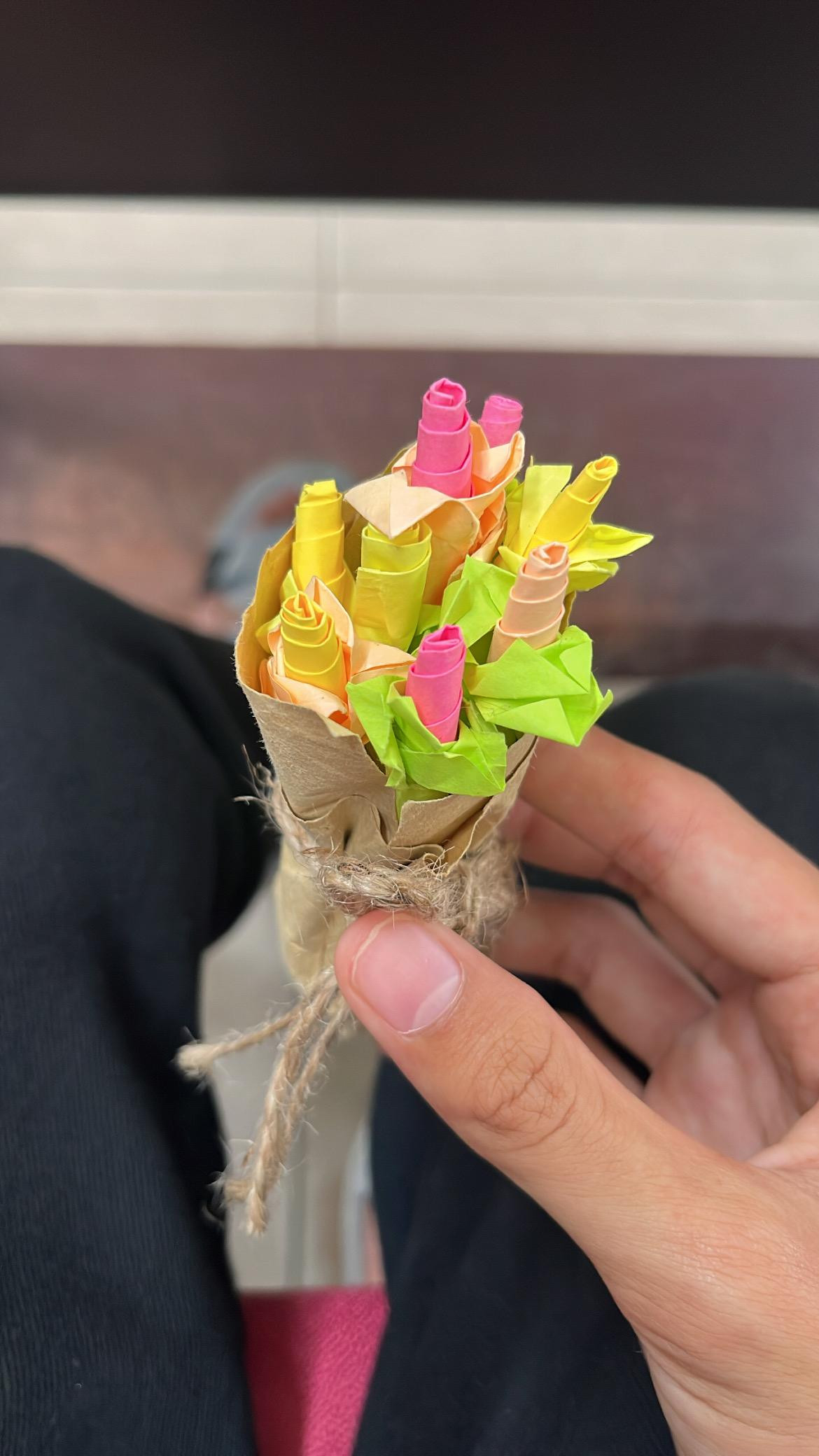 Bó hoa giấy độc đáo mà Phước Phú nhận được từ bạn cùng lớp. Bó hoa giấy độc đáo mà Phước Phú nhận được từ bạn cùng lớp.