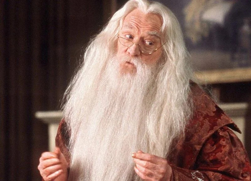 Albus Dumbledore do cố diễn viên Richard Harris diễn trong hai phần đầu của Harry Potter bản điện ảnh. Albus Dumbledore do cố diễn viên Richard Harris diễn trong hai phần đầu của Harry Potter bản điện ảnh.
