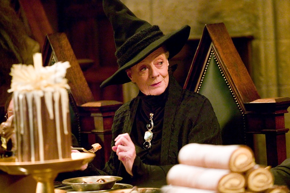 Cố diễn viên Maggie Smith thủ vai Minerva McGonagall trong Harry Potter bản điện ảnh. Cố diễn viên Maggie Smith thủ vai Minerva McGonagall trong Harry Potter bản điện ảnh.