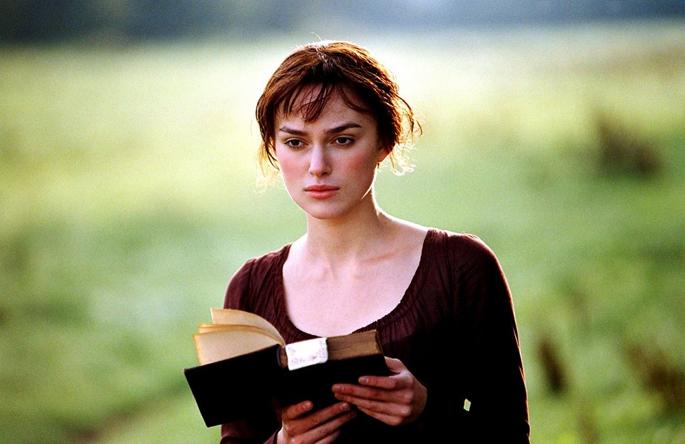 Keira Knightley trong vai Elizabeth (Lizzy).