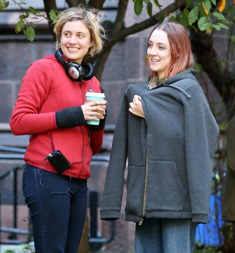 Nữ đạo diễn Greta Gerwig (trái) trên phim trường Lady Bird. Nữ đạo diễn Greta Gerwig (trái) trên phim trường Lady Bird.