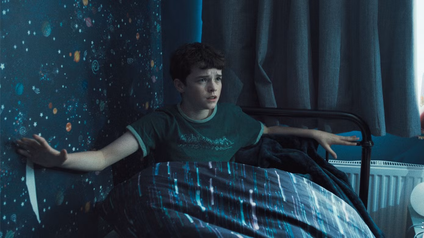 Adolescence mở đầu với giường ngủ của Jamie.