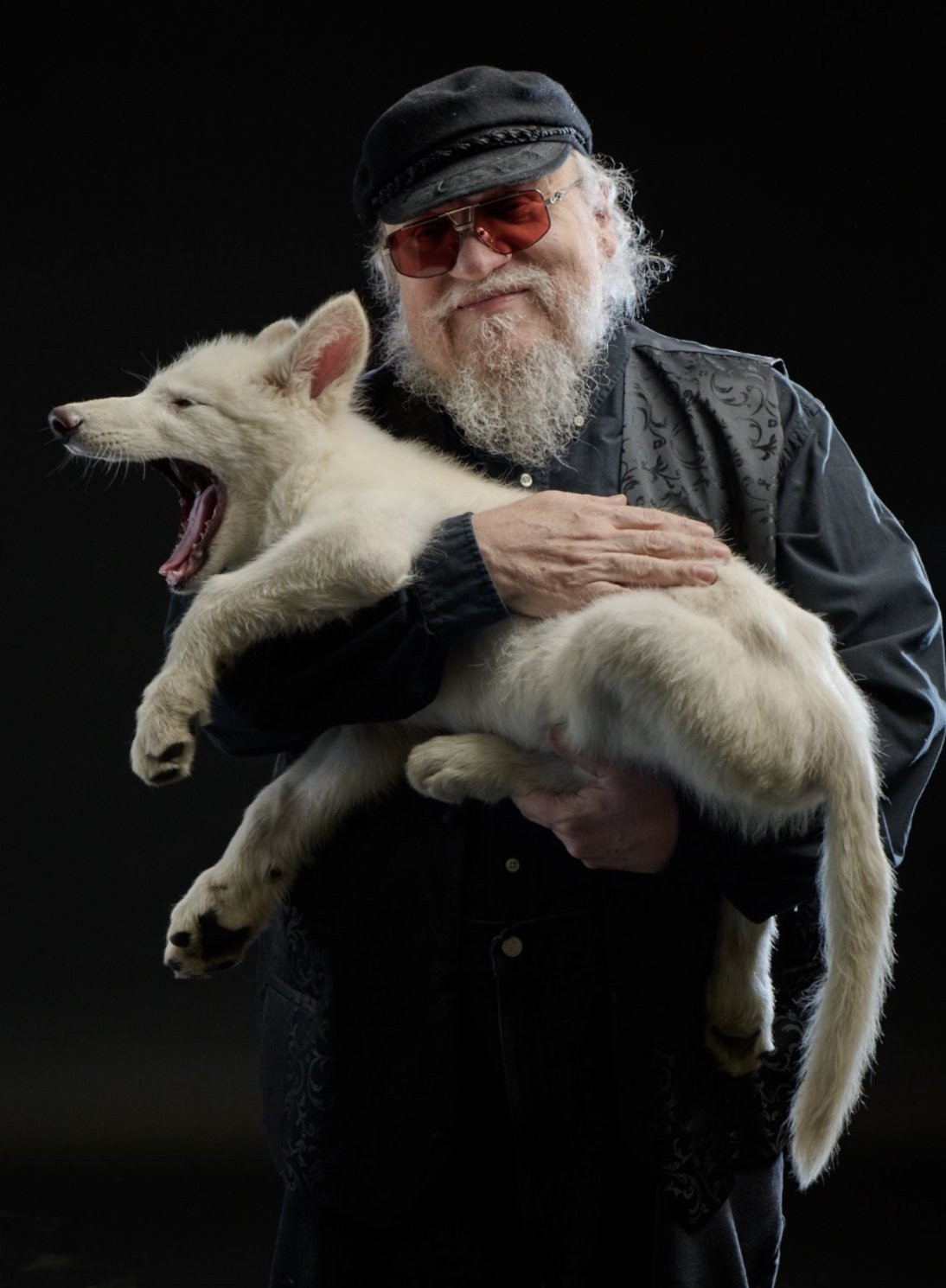 Nhà văn George R. R. Martin ẵm một chú sói trên tay.