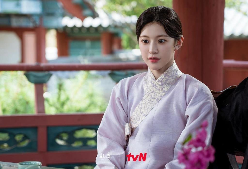 Go Yoon Jung trong Hoàn Hồn (Alchemy of Souls). Go Yoon Jung trong Hoàn Hồn (Alchemy of Souls).