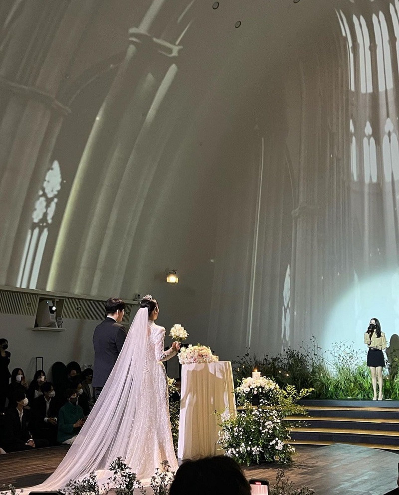 IU hát mừng trong lễ cưới em trai của Lee Jong Suk. IU hát mừng trong lễ cưới em trai của Lee Jong Suk.