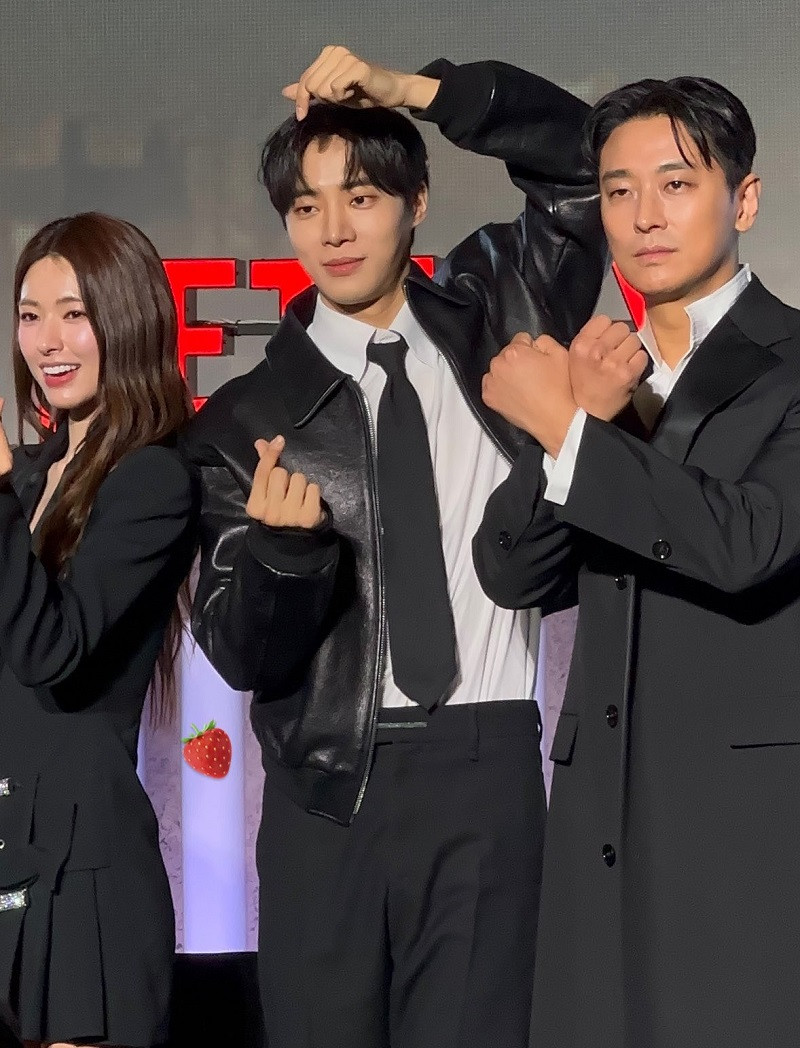 Trong buổi gặp gỡ truyền thông và khán giả.