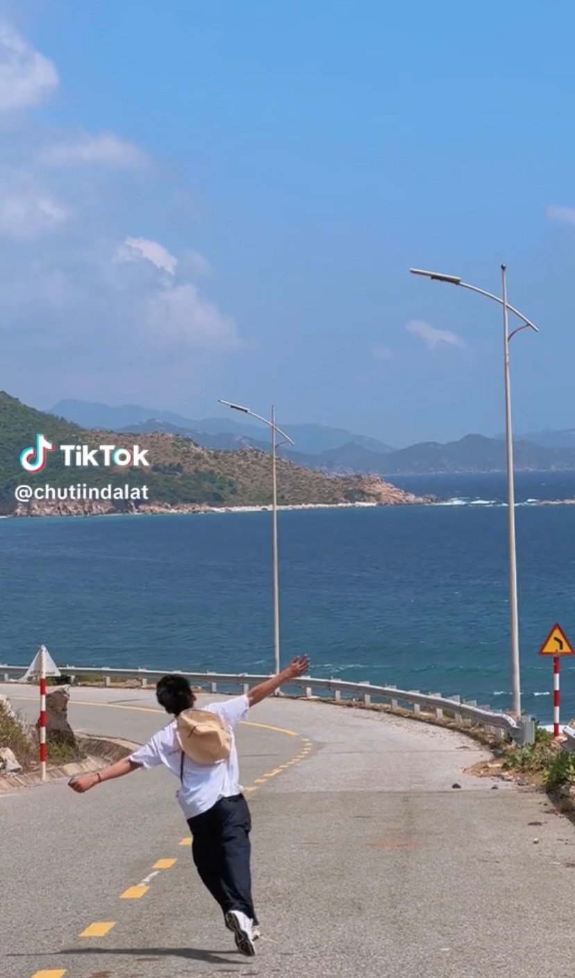Các bạn trẻ thi nhau check-in địa điểm “nóng hổi” này. Ảnh: @chutiindalat Các bạn trẻ thi nhau check-in địa điểm “nóng hổi” này. Ảnh: @chutiindalat