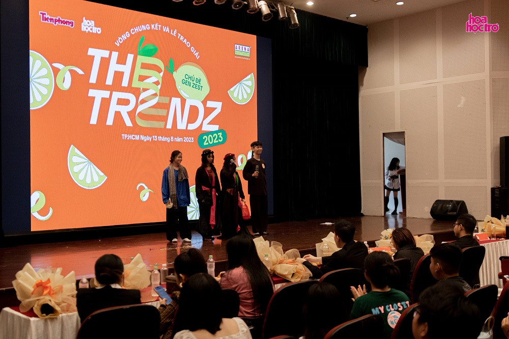 Tái hiện lại tác phẩm Vợ Nhặt một cách hiện đại và hài hước, tiết mục dự thi này được cả khán giả rần rần vỗ tay tán thưởng. Tái hiện lại tác phẩm Vợ Nhặt một cách hiện đại và hài hước, tiết mục dự thi này được cả khán giả rần rần vỗ tay tán thưởng.