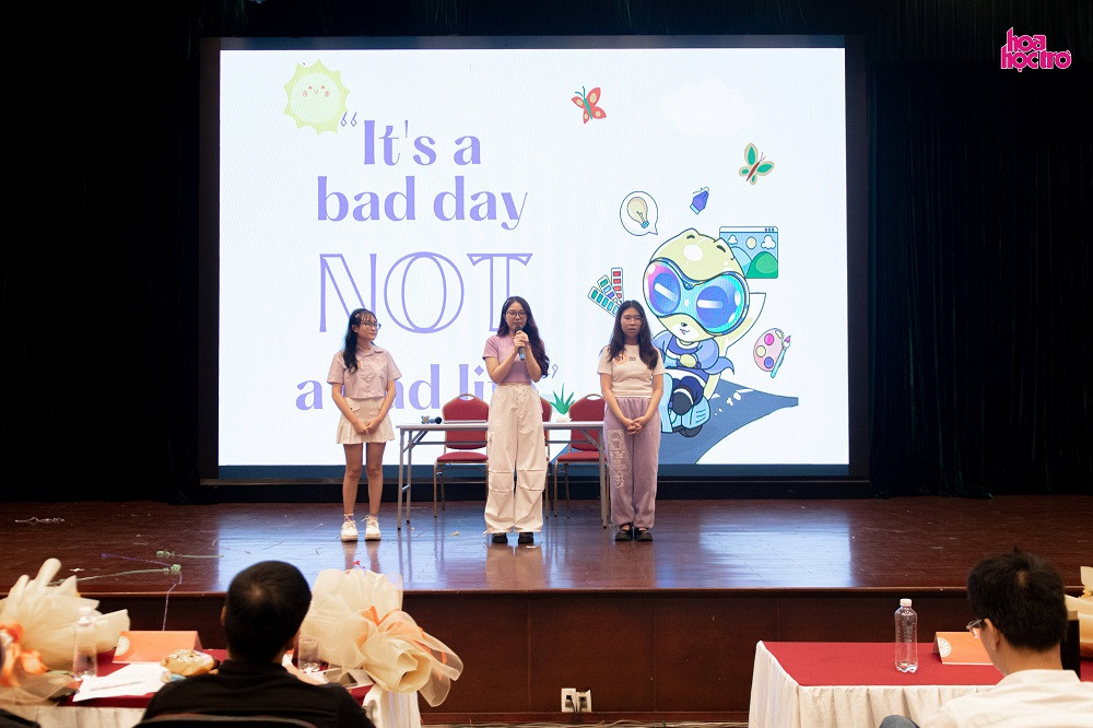 Một phần dự thi ấn tượng đem đến tiết mục podcast với hình ảnh tự vẽ và câu chuyện mang thông điệp ý nghĩa. Một phần dự thi ấn tượng đem đến tiết mục podcast với hình ảnh tự vẽ và câu chuyện mang thông điệp ý nghĩa.