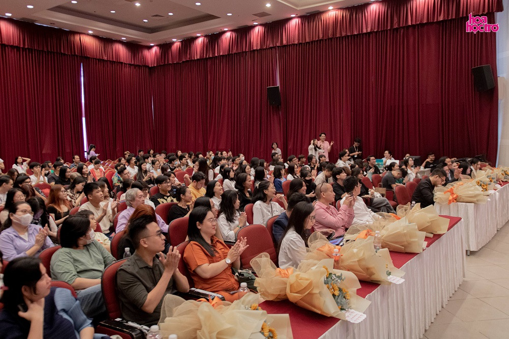 Các phần dự thi khiến BGK và khán giả lúc thì vỗ tay rần rần, khi thì cười nghiêng cười ngả. Các phần dự thi khiến BGK và khán giả lúc thì vỗ tay rần rần, khi thì cười nghiêng cười ngả.