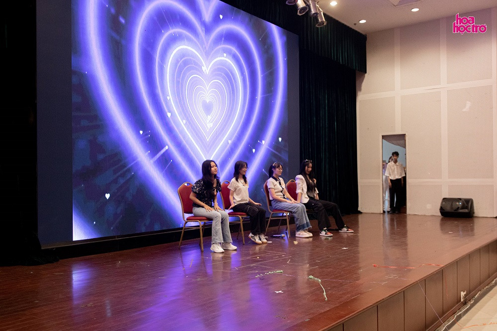 Góc nhìn về những vấn đề thời sự học đường được các bạn trẻ lồng trong tiết mục vô cùng đáng yêu. Góc nhìn về những vấn đề thời sự học đường được các bạn trẻ lồng trong tiết mục vô cùng đáng yêu.