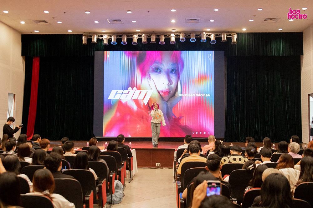 Cầm khuấy động khán giả với Đừng Dắt Em Đi Lòng Vòng, Có Đâu Ai Ngờ. Cầm khuấy động khán giả với Đừng Dắt Em Đi Lòng Vòng, Có Đâu Ai Ngờ.