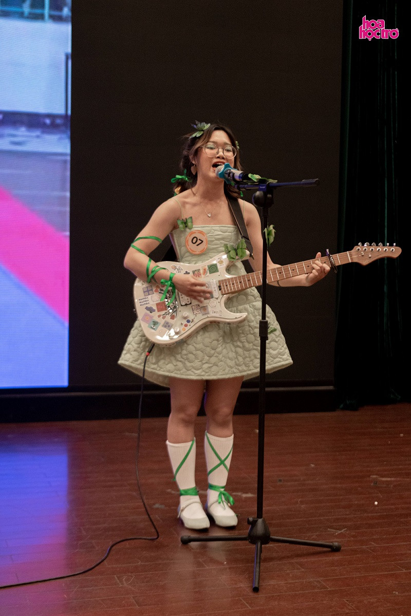 Một tiết mục dự thi mà thí sinh tự sáng tác, đàn và hát. Một tiết mục dự thi mà thí sinh tự sáng tác, đàn và hát.