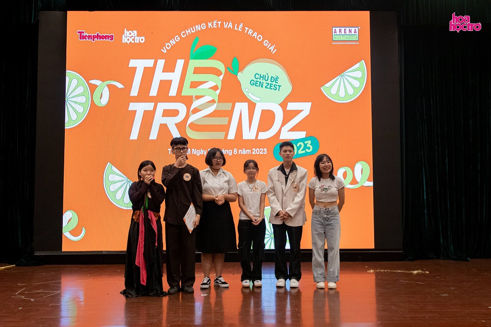 Ấn tượng trước sự cá tính và tài năng của các bạn, anh Lê Duy Tường - Founder Công ty Truyền thông Quảng cáo Light On quyết định tăng thêm suất thực tập sinh tham gia vào công ty Light On. Ấn tượng trước sự cá tính và tài năng của các bạn, anh Lê Duy Tường - Founder Công ty Truyền thông Quảng cáo Light On quyết định tăng thêm suất thực tập sinh tham gia vào công ty Light On.