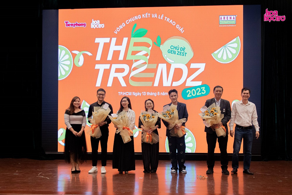 Anh Lý Thành Tâm - Trưởng ban đại diện báo Tiền Phong tại TP.HCM - tặng hoa cho ban giám khảo cuộc thi. Anh Lý Thành Tâm - Trưởng ban đại diện báo Tiền Phong tại TP.HCM - tặng hoa cho ban giám khảo cuộc thi.