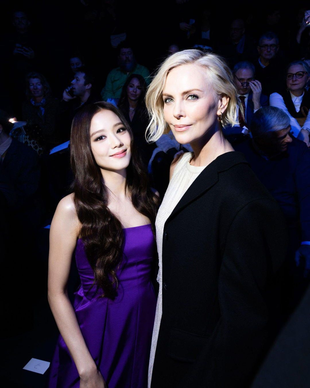 Jisoo và Charlize Theron.