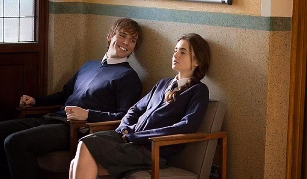 Anh học ở trường cấp ba ngay bên cạnh. (Minh họa: Phim Love, Rosie) Anh học ở trường cấp ba ngay bên cạnh. (Minh họa: Phim Love, Rosie)