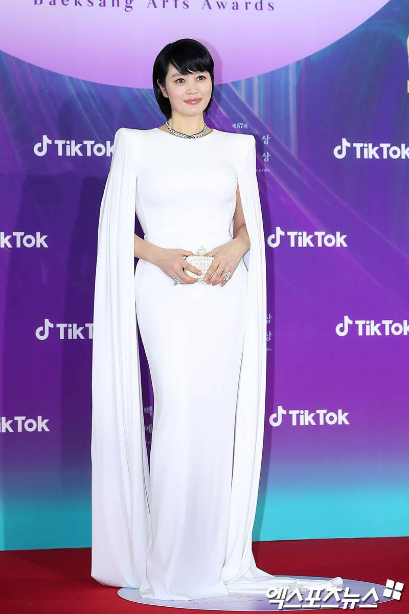 &quot;Chị Đại&quot; Kim Hye Soo vô cùng sang trọng, thanh lịch và quyền lực với chiếc đầm trắng.